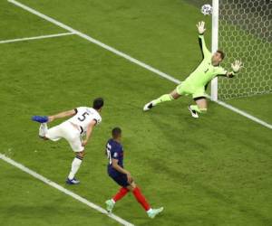 El zaguero alemán Mats Hummels (izquierda) anota un autogol en el partido de la Euro 2020 contra Francia, el martes 15 de junio de 2021, en Múnich. (AP Foto/Alexander Hassenstein, Pool)