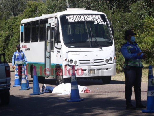 La Dirección Nacional de Vialidad y Transporte (DNVT) llegó al lugar del suceso. Foto: Alex Pérez/EL HERALDO.