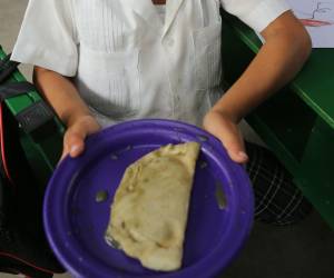 Las madres se esmeran cada día por hacer algo diferente a sus hijos con apenas cuatro productos que da el gobierno de Honduras para la merienda escolar.