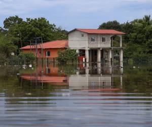 Viviendas inundadas en El Cubulero, Valle, tras lluvias de la tormenta tropical Pilar.