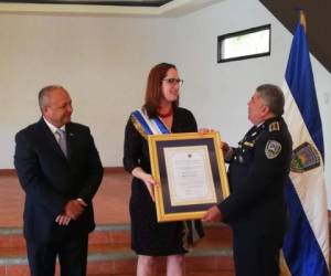 Los reconocimientos entregados a Heide Fulton, encargada de negocios de Estados Unidos en Honduras. Foto: EL HERALDO