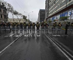 Miembros de la Policía Nacional bloquean el paso al congreso de Perú. Foto: Agencia AFP.