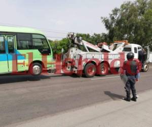 Un bus rapidito es decomisado por bloquear el paso vehicular en la capital. Foto: Alex Pérez/ EL HERALDO