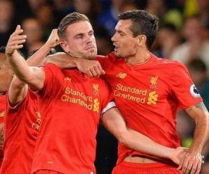 Henderson, integrante de la selección de Inglaterra, admitió haber protagonizado un gran progreso bajo la influencia de Klopp. A los 27 años, asume un papel un poco más defensivo, pero es sobre todo Milner quien impresiona. Foto:AFP