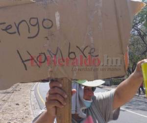 Las imágenes hablan por si solas, los vecinos de los bajos del puente que conecta Tiloarque con la colonia Progreso piden apoyo con los alimentos. Foto: Alex Pérez/El Heraldo.