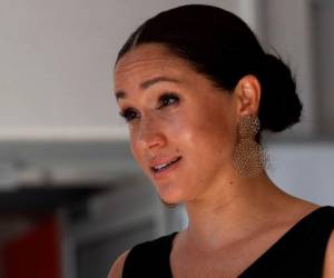 Meghan, duquesa de Sussex hace gestos mientras habla durante una visita a Woodstock Exchange en Ciudad del Cabo el 25 de septiembre de 2019, donde se reunió con mujeres empresarias que trabajan en tecnología. Fotos: Agencia AFP.