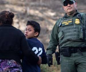 Los soldados ayudarán a los agentes de inmigración en la frontera con México. Foto: AFP