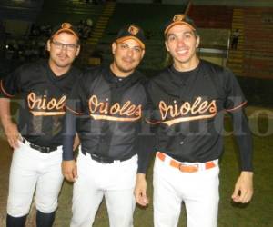 Tres jugadores de los Orioles posan para EL HERALDO antes de comenzar el juego.