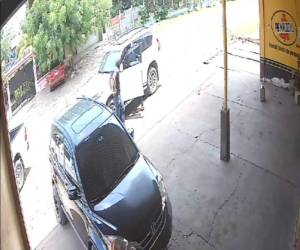 El ciudadano se conducía en una camioneta tipo Prado de donde fue bajado y fue subido a un vehículo color blanco tipo pick-up.