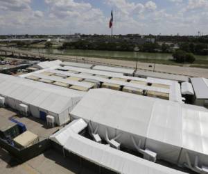 Centro de procesamiento de inmigrantes en Laredo, Texas. Foto: Agencia AP/Eric Gay, File.