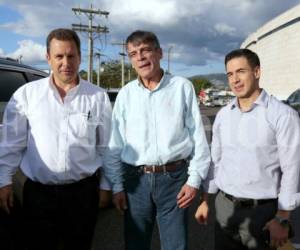 Rafael Tinoco, Primo Corvaro y Marco Leal posan para Grupo OPSA en Toncontín. Foto: Juan Salgado.