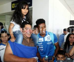 Anthony El Choco Lozano fue recibido con mucha alegría por la afición de la Bicolor que acudió al aeropuerto internacional de Toncontín, foto: Ronal Aceituno/El Heraldo.