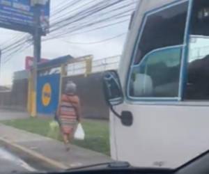 Momento en el que caminaba la anciana en la acera donde se subió el “busito”.