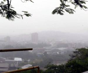 En el centro las condiciones que se registran son cielo nublado, con lluvias leves y aisladas.