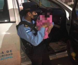 La bebé fue auxiliada por miembros de la Policía Nacional, quienes la trasladaron a un centro asistencial de la zona. Foto: Twitter PoliciaHonduras