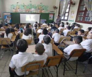 No hubo concurso para ocupar plazas permanentes y que los docentes que serán contratados ejercerán por contrato o llenarán los puestos libres que dejaron los maestros jubilados.