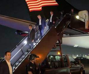 Momento en que el expresidente de Estados Unidos, Donald Trump, desciende de su avión privado, escoltado y con un aparente buen estado de salud y ánimo.