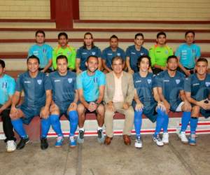 Pinto posa con el equipo nacional masculino antes de la práctica. Foto: Juan Salgado