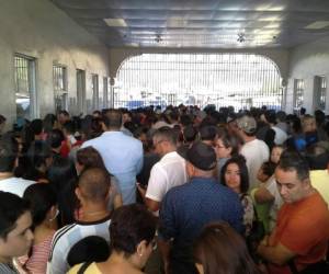 Los cientos de hondureños esta mañana tratando de cruzar rumbo a El Salvador. Algunos por turismo, otros por la Selección. Foto: Fredy Posadas.