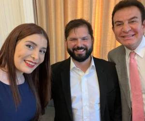 Iroshka y Salvador aprovecharon para sacarse una selfie con el nuevo presidente chileno.