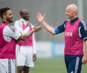 Al fondo de esta foto entre Infantino y Fabio Cannavaro se ve al catracho Suazo.