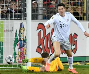 Munich Robert Lewandowski reacciona después de anotar el 1-0 durante el partido de fútbol de la Bundesliga de la primera división alemana SC Freiburg v Bayern Munich, el 18 de diciembre de 2019 en Friburgo.