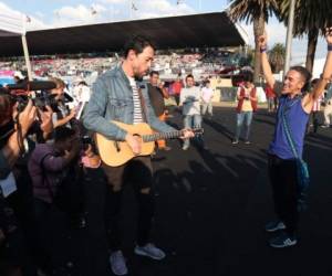 Los integrantes pasaron desapercibidos, pero uno que otro migrante se les acercó para escuchar las melodías. Foto: Cortesía chalenoticiasmx