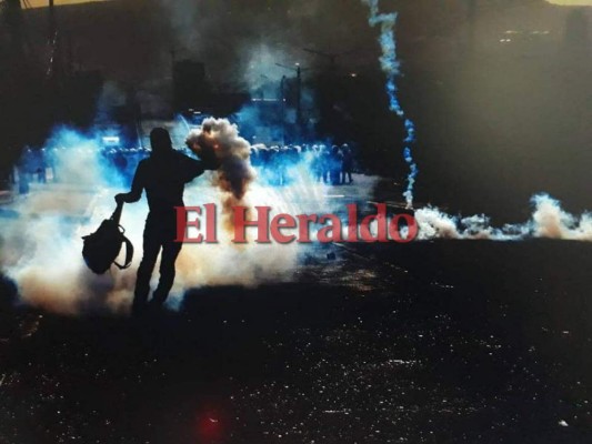 Miembros de la Policía Antimotines y estudiantes de la UNAH se enfrentaron nuevamente en las afueras de la máxima casa de estudios. Foto: Estalin Irías/EL HERALDO.