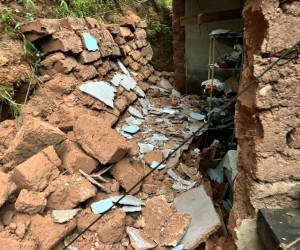 La imagen muestra los restos de una pared colapsada en la aldea Villa Vieja, tras un deslave provocado por las intensas lluvias.