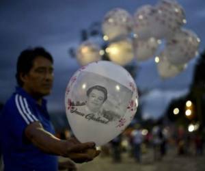 Personas sostiene globos con la cara del ídolo musical mexicano, mientras hacían su velatorio en Ciudad Juárez.