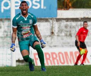 José Calderón, portero panameño del Platense tapó un penal a Nico Cardozo del Real España en las semifinales del fútbol nacional.