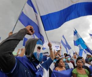 Los manifestantes también exigen la renuncia de Ortega, un exguerrillero a quien acusan de intentar establecer una dictadura familiar similar a la de Anastasio Somoza. Foto: Agencia AFP