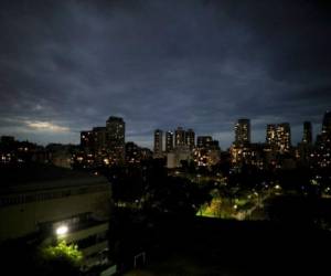 El sol se pone en Buenos Aires, Argentina, el 22 de junio de 2020, un país con una de las cuarentenas más largas ordenadas por el gobierno para frenar la propagación del nuevo coronavirus. Foto: AP