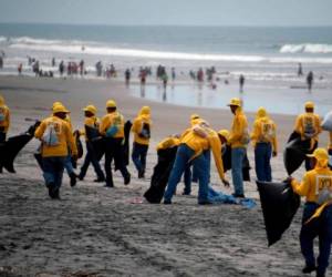 Un millar de reos salvadoreños beneficiados con un programa de rehabilitación fueron desplegados este sábado, bajo vigilancia de las autoridades, en playas de la costa del océano Pacífico para una jornada de limpieza previo a las vacaciones de Semana Santa. Fotos: AFP