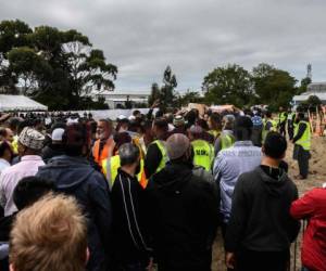 Los afligidos ayudan a llevar un ataúd que contiene el cuerpo de Haji Mohammed Daoud Nabi, de 71 años, víctima de la masacre de la mezquita de Al Noor, durante su funeral en Christchurch el 21 de marzo de 2019. El primer ministro de Nueva Zelanda, Jacinda Ardern, anunció el 21 de marzo prohibición de la venta de rifles de asalto y semiautomáticos en una respuesta muscular al ataque terrorista de Christchurch que mató a 50 personas. (AFP)