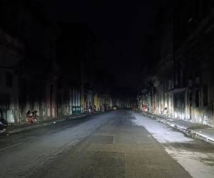 Cuando de verdad se sufre el apagón es de noche. Cuando las casas quedan totalmente a oscuras, las cocinas eléctricas no sirven para preparar la cena y los ventiladores inertes no espantan el calor caribeño. Aquí las imágenes del apagón que sufre Cuba por la crisis energética