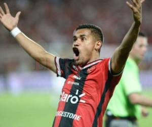 Roger Rojas celebrando su gol en el clásico ante Saprissa. El Roro suma 13 goles en el torneo y es uno de los dos máximos goleadores del torneo.