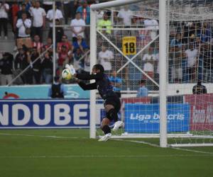 Edrick Menjívar se puso la capa de héroe al detenerle un penal a Auzmendi.