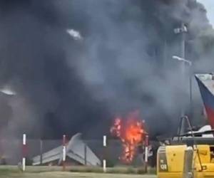 El accidente se suscitó en Buenos Aires, Argentina, el avión trató de aterrizar en el aeropuerto de San Fernando, pero no logró y se estrelló en una casa.