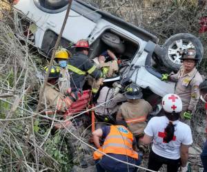 El automotor quedó en el fondo de la barranca hasta donde socorristas acudieron a rescatar a la mujer que quedó atrapada.