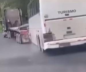 El incidente quedó registrado en video y mostró la desesperación de los pasajeros, algunos de los cuales saltaron por las ventanillas con sus hijos en brazos.