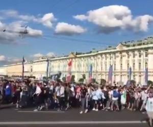 La hinchada que viajó a Rusia todavía tiene esperanzas de que Messi y compañia clasifique a los octavos de final del Mundial de Rusia 2018. Foto: BrianWB10