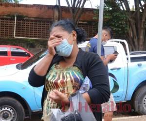 Familiares de una de las víctimas llegaron hasta las oficinas de Medicina Forense para reclamar su cuerpo. Foto: Estalin Irías/EL HERALDO.