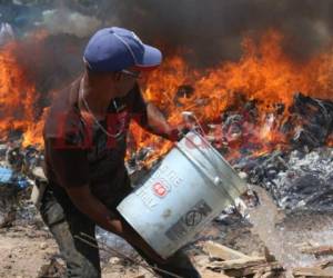 EL incendio comenzó en la parte baja de un barranco. Foto: Alex Pérez/EL HERALDO