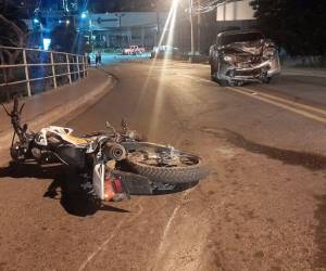 Los dos hombres salieron disparados de la motocicleta tras impactar en la parte frontal de un vehículo. El hecho se registró en horas de la madrugada de este jueves.