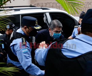 Fotografía de archivo de Juan Orlando Hernández cuando llegaba a su primera audiencia el 16 de febrero.