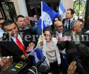 Los miembros del Frente para la Defensa de la Constitución llegaron a las instalaciones de Casa Presidencial, donde les impidieron su ingreso, foto: David Romero/El Heraldo.