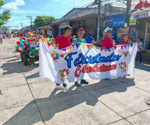 Con un desfile conmemorativo en Choluteca, los estudiantes desfilan en celebración del 179 aniversario de la ciudad.