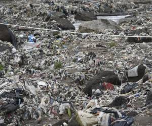 “’The Interceptor’ lo que hace es que captura todo el flujo de basura que va en el río y cuando baja el nivel del agua entonces ya se extrae toda esa basura que se acumula contra de la valla”, señaló Slat en la ribera del río.