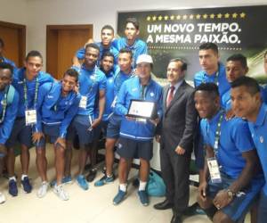 Seleccionados posan con Anderson Racilan, presidente del Club América Mineiro (Foto: Juan Salgado)